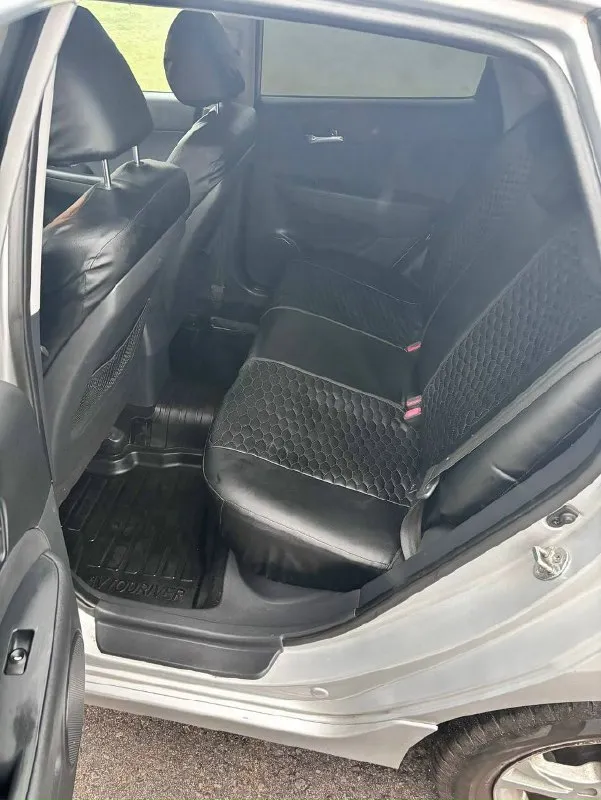 Продам автомобиль! марка: hyundai модель: i 30 двигатель: 1,4 год выпуска: 2011 пробег: 92, 000 км (родной) цвет: серебристый по птс 1 владелец описание: продаю свой надежный автомобиль. автомобиль полностью обслужен. имеются 2 комплекта резины и новый аккумулятор. комплектация включает: мультимедиа систему, камеру заднего вида, круиз и климат контроль, подогрев передних сидений и электрозеркал, 4 электроподъемника, авс, есп. цена: 700 000 телефон для связи: +7 (949) 33-16-883 автомобиль влажений не требует. автомобиль находится в горловке. 📞 звоните: +7(949)3316883 - фотография - 6