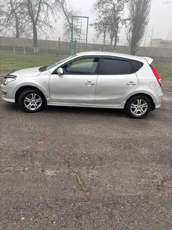 Продам автомобиль! марка: hyundai модель: i 30 двигатель: 1,4 год выпуска: 2011 пробег: 92, 000 км (родной) цвет: серебристый по птс 1 владелец описание: продаю свой надежный автомобиль. автомобиль полностью обслужен. имеются 2 комплекта резины и новый аккумулятор. комплектация включает: мультимедиа систему, камеру заднего вида, круиз и климат контроль, подогрев передних сидений и электрозеркал, 4 электроподъемника, авс, есп. цена: 700 000 телефон для связи: +7 (949) 33-16-883 автомобиль влажений не требует. автомобиль находится в горловке. 📞 звоните: +7(949)3316883 - фотография - 7