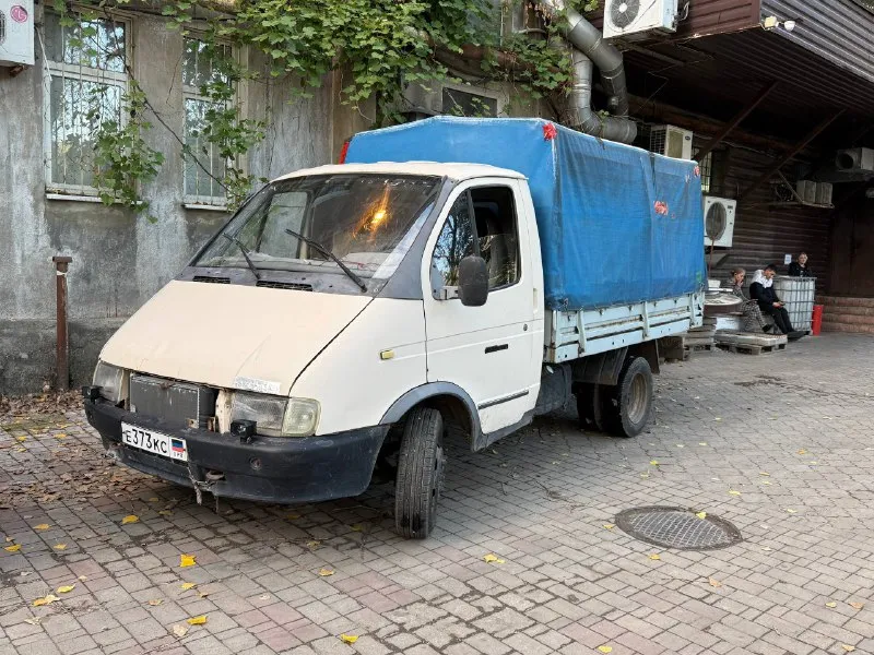 Продам газель 1999 год мотор 402,требует ремонта, появился посторонний звук. заводиться, едет. кпп в порядке. сцепление в порядке. рама без трещин и сварки. кабина не гнилая. резина покупалась в этом сезоне. новый генератор. цена 135.000₽ донецк +79494700465 - фотография - 2