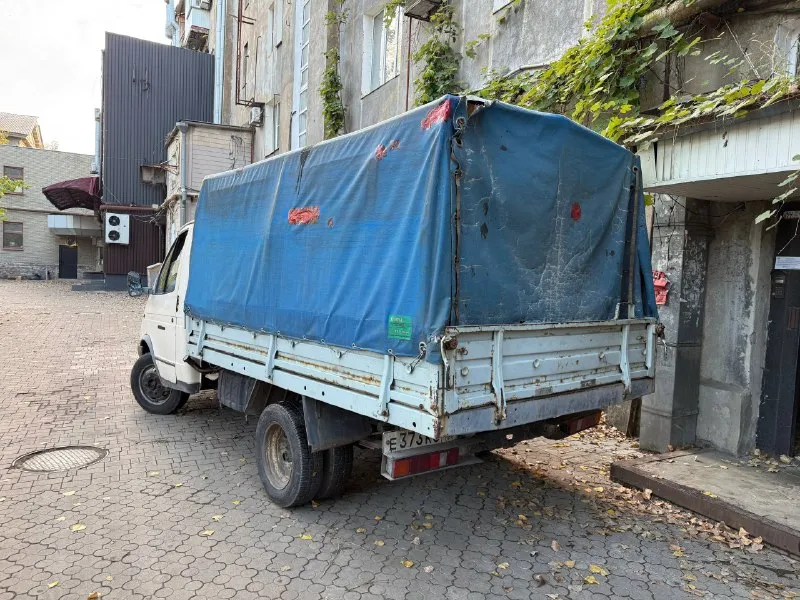 Продам газель 1999 год мотор 402,требует ремонта, появился посторонний звук. заводиться, едет. кпп в порядке. сцепление в порядке. рама без трещин и сварки. кабина не гнилая. резина покупалась в этом сезоне. новый генератор. цена 135.000₽ донецк +79494700465 - фотография - 3