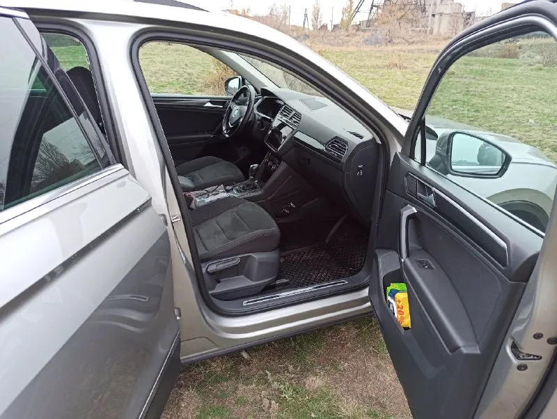 Фольксваген тигуан 2.0 tdi 150л. с 2017 декабрь, официал, без дтп пробег оригинальный 133 т. км машиной пользуюсь, обслужена ухожена грм, помпа, поликлиновый ремень mh, аккумулятор, заменены на 115 т. , шины зима r18 новые (премиум корея), лето новые~1т. км. я второй владелец, птс оригинальный, 2 ключа самый надёжный, ресурсный, экономичный двигатель, dq 381,топовая комплектация highline, полный привод, режимы вождения, алькантара, продвинутая мультимедия, обогрев лобового, руля, всех сидений, трёх зонный климат, адаптивный свет, авто дальний, жидкокристаллическая приборка, электро багажник, амбиентная подсветка салона, складывание зеркал, без ключевой доступ, розетка 220(до 300w), датчики давления шин, холод. в бардачке, предотвращение столкновения, и другое 2850 000 торг +7949-377-21-85 - фотография - 10