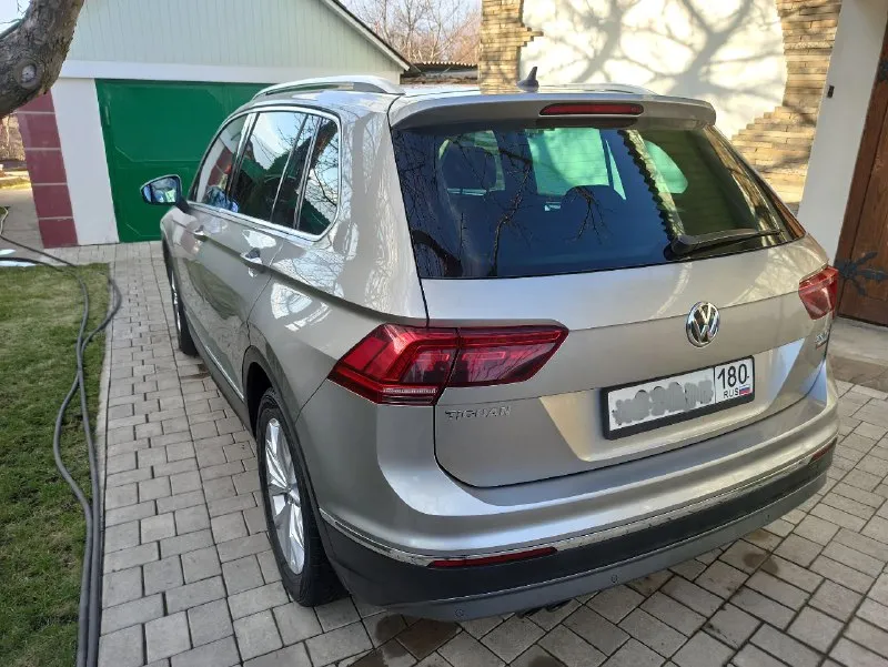 Фольксваген тигуан 2.0 tdi 150л. с 2017 декабрь, официал, без дтп пробег оригинальный 133 т. км машиной пользуюсь, обслужена ухожена грм, помпа, поликлиновый ремень mh, аккумулятор, заменены на 115 т. , шины зима r18 новые (премиум корея), лето новые~1т. км. я второй владелец, птс оригинальный, 2 ключа самый надёжный, ресурсный, экономичный двигатель, dq 381,топовая комплектация highline, полный привод, режимы вождения, алькантара, продвинутая мультимедия, обогрев лобового, руля, всех сидений, трёх зонный климат, адаптивный свет, авто дальний, жидкокристаллическая приборка, электро багажник, амбиентная подсветка салона, складывание зеркал, без ключевой доступ, розетка 220(до 300w), датчики давления шин, холод. в бардачке, предотвращение столкновения, и другое 2850 000 торг +7949-377-21-85 - фотография - 6