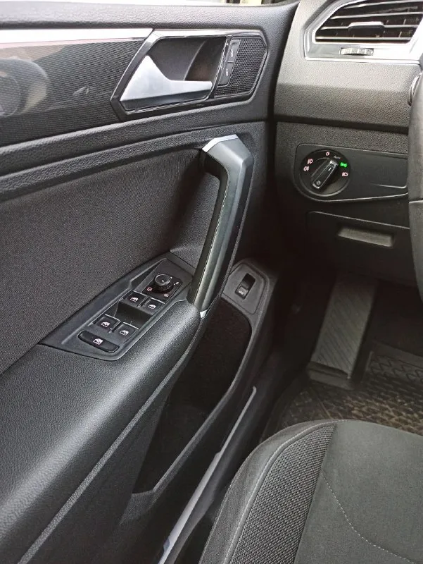 Фольксваген тигуан 2.0 tdi 150л. с 2017 декабрь, официал, без дтп пробег оригинальный 133 т. км машиной пользуюсь, обслужена ухожена грм, помпа, поликлиновый ремень mh, аккумулятор, заменены на 115 т. , шины зима r18 новые (премиум корея), лето новые~1т. км. я второй владелец, птс оригинальный, 2 ключа самый надёжный, ресурсный, экономичный двигатель, dq 381,топовая комплектация highline, полный привод, режимы вождения, алькантара, продвинутая мультимедия, обогрев лобового, руля, всех сидений, трёх зонный климат, адаптивный свет, авто дальний, жидкокристаллическая приборка, электро багажник, амбиентная подсветка салона, складывание зеркал, без ключевой доступ, розетка 220(до 300w), датчики давления шин, холод. в бардачке, предотвращение столкновения, и другое 2850 000 торг +7949-377-21-85 - фотография - 8