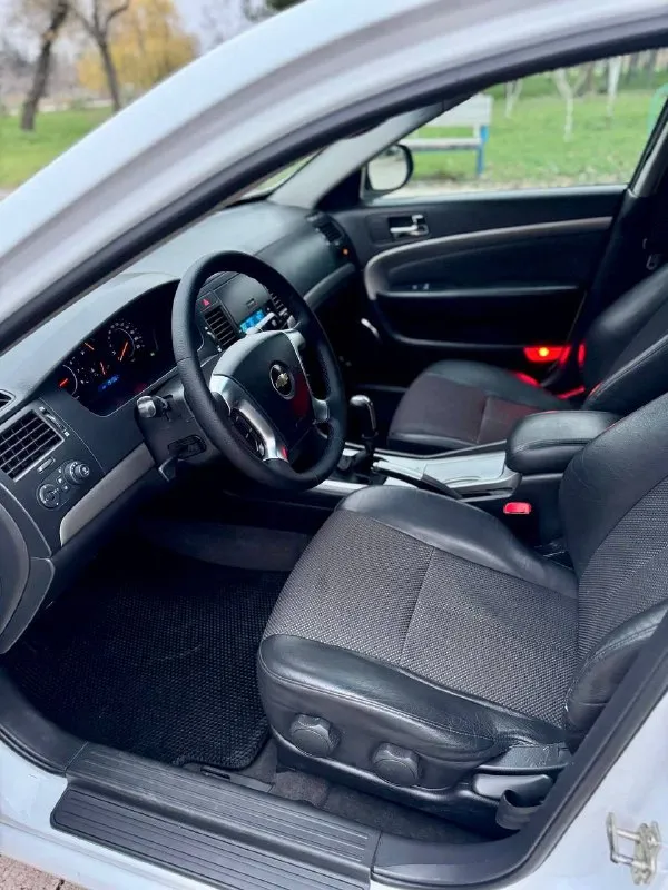 🇰🇵 chevrolet epica 💰цена: 670 000р 🏢город: мариуполь 📅год выпуска: 2011 🧾пробег: 191 565 км. ⚙️двигатель: 2.0 ⛽топливо: бензин ⚙️кпп: механика 📞 телефон: +7-949-727-41-51 +7-949-551-91-52 +7-989-263-55-56 💾 описание: переднеп. .. намики, технологичных решений и европейского уровня комфорта. этот презентабельный автомобиль – отличное решение как для деловых поездок, так и для незабываемого отдыха. ✅ 1 владелец за всю историю. ✅ отличное состояние. ✅ кузов без коррозии. ✅ южная эксплуатация. ✅ оригинальный пробег. ✅ шикарная комплектация. улица шевченко 2️⃣6️⃣9️⃣ 🏦 возможна продажа в кредит по двум документам. - фотография - 7