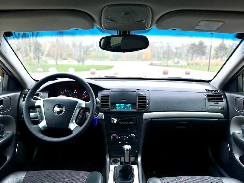 🇰🇵 chevrolet epica 💰цена: 670 000р 🏢город: мариуполь 📅год выпуска: 2011 🧾пробег: 191 565 км. ⚙️двигатель: 2.0 ⛽топливо: бензин ⚙️кпп: механика 📞 телефон: +7-949-727-41-51 +7-949-551-91-52 +7-989-263-55-56 💾 описание: переднеп. .. намики, технологичных решений и европейского уровня комфорта. этот презентабельный автомобиль – отличное решение как для деловых поездок, так и для незабываемого отдыха. ✅ 1 владелец за всю историю. ✅ отличное состояние. ✅ кузов без коррозии. ✅ южная эксплуатация. ✅ оригинальный пробег. ✅ шикарная комплектация. улица шевченко 2️⃣6️⃣9️⃣ 🏦 возможна продажа в кредит по двум документам. - фотография - 8