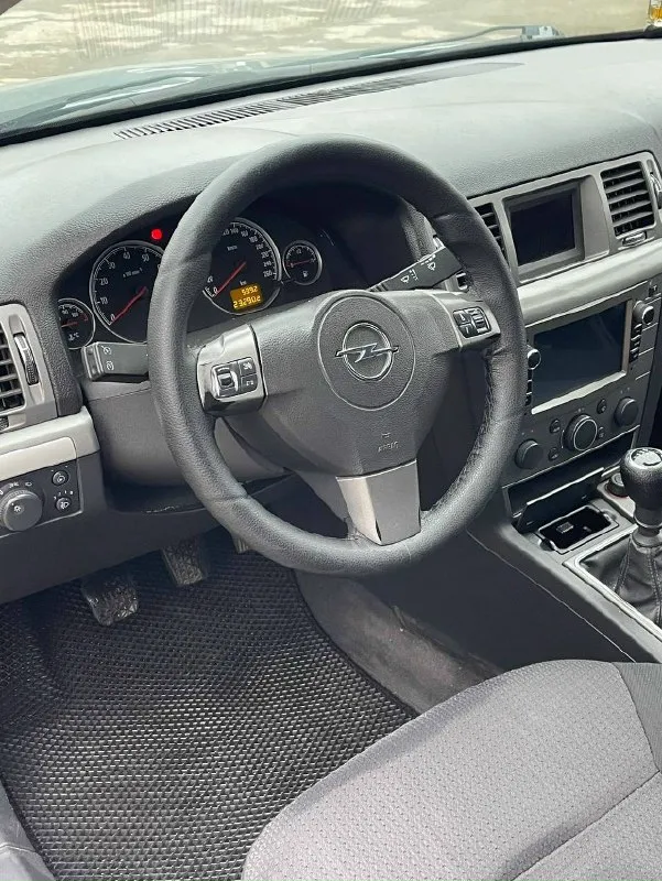 В продаже opel vectra c 2007 г рестайлинг двигатель 1.8, бодрый, работает как часики без всяких посторонних звуков коробка не выбивает включается четко по кузову машина на 5+ кузов весь в родном окрасе кроме переднего бампер толщиномер показывает родной окрас, не бит от слова совсем машина масло не ест не где не подтекает комплектация 4 электро стеклоподъемника, двухзонный климат контроль, подогрев передних сидений, большой бортовой монитор, датчик света и дождя, мульти руль, камера заднего вида, аудио система, дорогая резина лето. вин код по запросу осмотр г. макеевка цена 635 тыс. торг у капота +79495772075 +79495250597 📞 звоните: +7(949)5772075 - фотография - 4