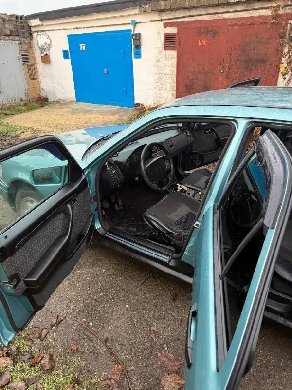 1994 года мерседес с180 механика пробег 417000 комплект летней ризины на дисках цена280000 торг уместен у копота. полностью обслужен. ! +79499046488 - фотография - 2