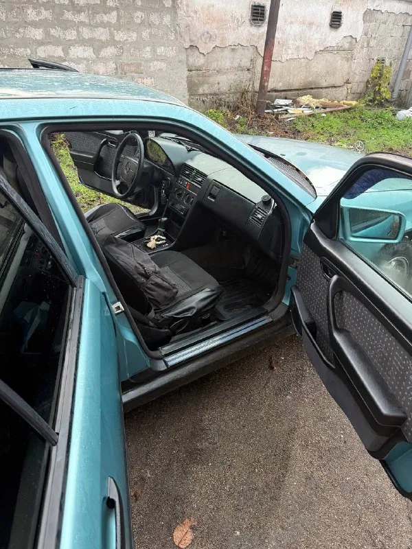 1994 года мерседес с180 механика пробег 417000 комплект летней ризины на дисках цена280000 торг уместен у копота. полностью обслужен. ! +79499046488 - фотография - 4