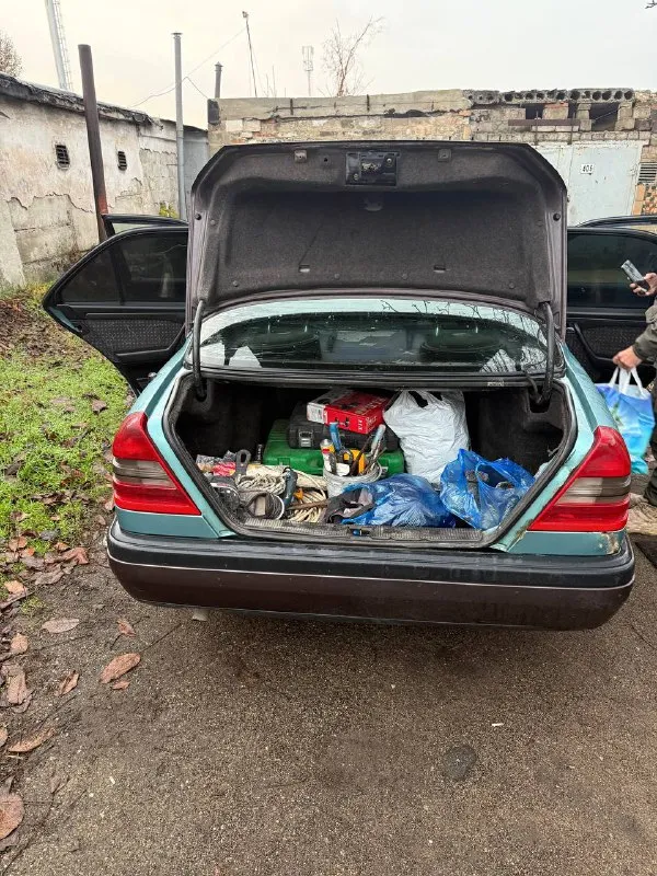 1994 года мерседес с180 механика пробег 417000 комплект летней ризины на дисках цена280000 торг уместен у копота. полностью обслужен. ! +79499046488 - фотография - 5