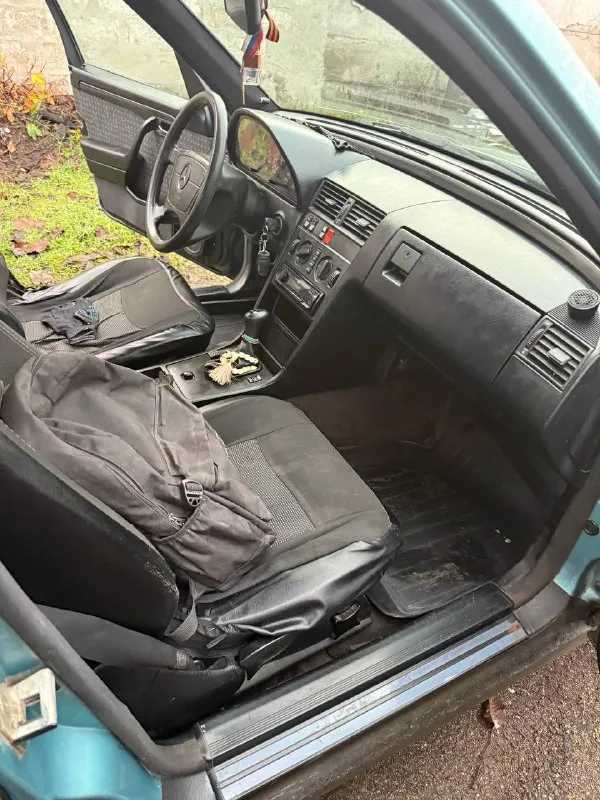 1994 года мерседес с180 механика пробег 417000 комплект летней ризины на дисках цена280000 торг уместен у копота. полностью обслужен. ! +79499046488 - фотография - 8