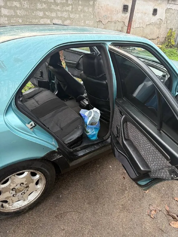 1994 года мерседес с180 механика пробег 417000 комплект летней ризины на дисках цена280000 торг уместен у копота. полностью обслужен. ! +79499046488 - фотография - 9