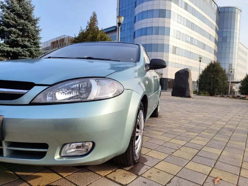 .здравствуйте продам chevrolet lacetti 2008 года чисто корейской сборки. пробег 189.000 тысяч. самый надёжный и экономный мотор 1,4 16 клапанный мотор работает просто идеально, стоит дорогая прошивка adakt plus расход топлива просто изумительный. автомобиль не имеет ни рыжиков ни коррозии автомобиль прекрасном состоянии для своих лет. автомобиль обслужено практически всё было заменено ремень ролики помпа антифриз, масла фильтра новое шаровые наконечники сайлентблоки пыльники, вся новая тормозная система в круг колодки барабаны трос ручника. стоит новая резина r15 покупал буквально полгода назад, ещё комплект зимний резины на дисках тоже покупал прошлой зимой. в общем два комплекта резины на дисках. кондиционер обслужил летом новые трубки были заменены все прокладки поменяли работает просто отлично. комплектации стеклоподъемники гидроусилитель руля кондиционер сигнализация центральной замок камера заднего вида, по документом полный порядок продажа только через мрэо осмотр город донецк телефон +79494913212 - фотография - 2
