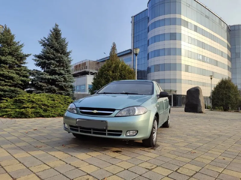 .здравствуйте продам chevrolet lacetti 2008 года чисто корейской сборки. пробег 189.000 тысяч. самый надёжный и экономный мотор 1,4 16 клапанный мотор работает просто идеально, стоит дорогая прошивка adakt plus расход топлива просто изумительный. автомобиль не имеет ни рыжиков ни коррозии автомобиль прекрасном состоянии для своих лет. автомобиль обслужено практически всё было заменено ремень ролики помпа антифриз, масла фильтра новое шаровые наконечники сайлентблоки пыльники, вся новая тормозная система в круг колодки барабаны трос ручника. стоит новая резина r15 покупал буквально полгода назад, ещё комплект зимний резины на дисках тоже покупал прошлой зимой. в общем два комплекта резины на дисках. кондиционер обслужил летом новые трубки были заменены все прокладки поменяли работает просто отлично. комплектации стеклоподъемники гидроусилитель руля кондиционер сигнализация центральной замок камера заднего вида, по документом полный порядок продажа только через мрэо осмотр город донецк телефон +79494913212 - фотография - 3