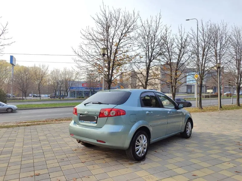 .здравствуйте продам chevrolet lacetti 2008 года чисто корейской сборки. пробег 189.000 тысяч. самый надёжный и экономный мотор 1,4 16 клапанный мотор работает просто идеально, стоит дорогая прошивка adakt plus расход топлива просто изумительный. автомобиль не имеет ни рыжиков ни коррозии автомобиль прекрасном состоянии для своих лет. автомобиль обслужено практически всё было заменено ремень ролики помпа антифриз, масла фильтра новое шаровые наконечники сайлентблоки пыльники, вся новая тормозная система в круг колодки барабаны трос ручника. стоит новая резина r15 покупал буквально полгода назад, ещё комплект зимний резины на дисках тоже покупал прошлой зимой. в общем два комплекта резины на дисках. кондиционер обслужил летом новые трубки были заменены все прокладки поменяли работает просто отлично. комплектации стеклоподъемники гидроусилитель руля кондиционер сигнализация центральной замок камера заднего вида, по документом полный порядок продажа только через мрэо осмотр город донецк телефон +79494913212 - фотография - 4
