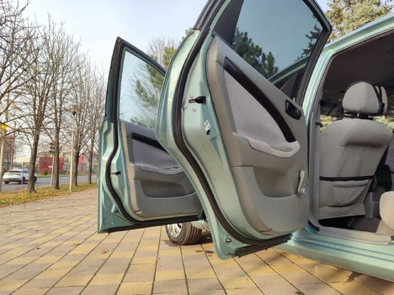 .здравствуйте продам chevrolet lacetti 2008 года чисто корейской сборки. пробег 189.000 тысяч. самый надёжный и экономный мотор 1,4 16 клапанный мотор работает просто идеально, стоит дорогая прошивка adakt plus расход топлива просто изумительный. автомобиль не имеет ни рыжиков ни коррозии автомобиль прекрасном состоянии для своих лет. автомобиль обслужено практически всё было заменено ремень ролики помпа антифриз, масла фильтра новое шаровые наконечники сайлентблоки пыльники, вся новая тормозная система в круг колодки барабаны трос ручника. стоит новая резина r15 покупал буквально полгода назад, ещё комплект зимний резины на дисках тоже покупал прошлой зимой. в общем два комплекта резины на дисках. кондиционер обслужил летом новые трубки были заменены все прокладки поменяли работает просто отлично. комплектации стеклоподъемники гидроусилитель руля кондиционер сигнализация центральной замок камера заднего вида, по документом полный порядок продажа только через мрэо осмотр город донецк телефон +79494913212 - фотография - 5