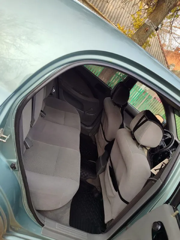 .здравствуйте продам chevrolet lacetti 2008 года чисто корейской сборки. пробег 189.000 тысяч. самый надёжный и экономный мотор 1,4 16 клапанный мотор работает просто идеально, стоит дорогая прошивка adakt plus расход топлива просто изумительный. автомобиль не имеет ни рыжиков ни коррозии автомобиль прекрасном состоянии для своих лет. автомобиль обслужено практически всё было заменено ремень ролики помпа антифриз, масла фильтра новое шаровые наконечники сайлентблоки пыльники, вся новая тормозная система в круг колодки барабаны трос ручника. стоит новая резина r15 покупал буквально полгода назад, ещё комплект зимний резины на дисках тоже покупал прошлой зимой. в общем два комплекта резины на дисках. кондиционер обслужил летом новые трубки были заменены все прокладки поменяли работает просто отлично. комплектации стеклоподъемники гидроусилитель руля кондиционер сигнализация центральной замок камера заднего вида, по документом полный порядок продажа только через мрэо осмотр город донецк телефон +79494913212 - фотография - 6