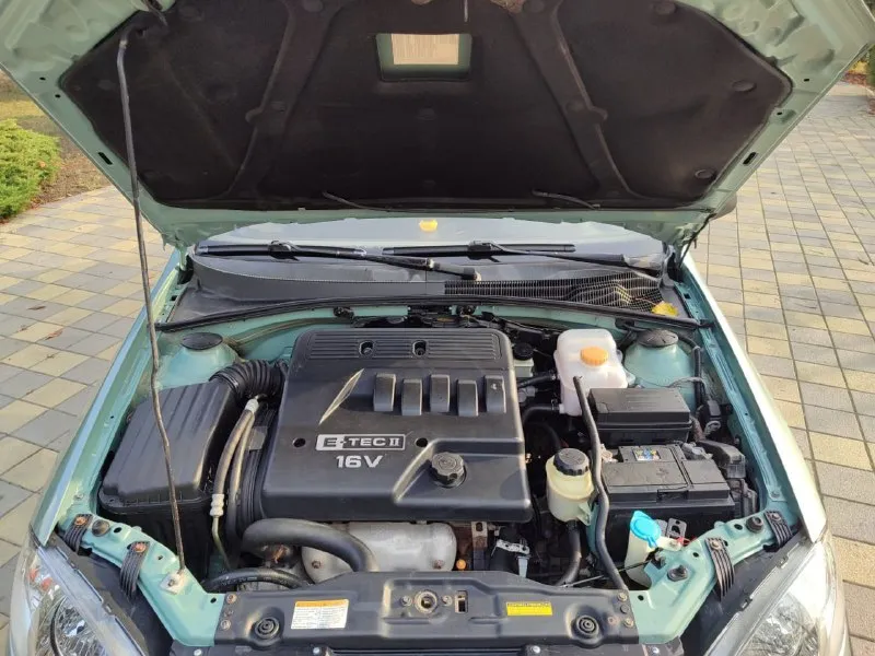 .здравствуйте продам chevrolet lacetti 2008 года чисто корейской сборки. пробег 189.000 тысяч. самый надёжный и экономный мотор 1,4 16 клапанный мотор работает просто идеально, стоит дорогая прошивка adakt plus расход топлива просто изумительный. автомобиль не имеет ни рыжиков ни коррозии автомобиль прекрасном состоянии для своих лет. автомобиль обслужено практически всё было заменено ремень ролики помпа антифриз, масла фильтра новое шаровые наконечники сайлентблоки пыльники, вся новая тормозная система в круг колодки барабаны трос ручника. стоит новая резина r15 покупал буквально полгода назад, ещё комплект зимний резины на дисках тоже покупал прошлой зимой. в общем два комплекта резины на дисках. кондиционер обслужил летом новые трубки были заменены все прокладки поменяли работает просто отлично. комплектации стеклоподъемники гидроусилитель руля кондиционер сигнализация центральной замок камера заднего вида, по документом полный порядок продажа только через мрэо осмотр город донецк телефон +79494913212 - фотография - 7