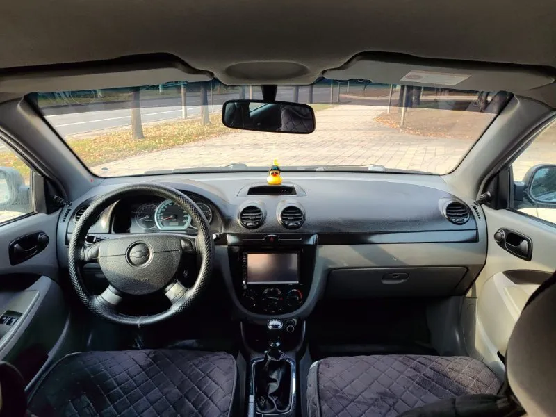 .здравствуйте продам chevrolet lacetti 2008 года чисто корейской сборки. пробег 189.000 тысяч. самый надёжный и экономный мотор 1,4 16 клапанный мотор работает просто идеально, стоит дорогая прошивка adakt plus расход топлива просто изумительный. автомобиль не имеет ни рыжиков ни коррозии автомобиль прекрасном состоянии для своих лет. автомобиль обслужено практически всё было заменено ремень ролики помпа антифриз, масла фильтра новое шаровые наконечники сайлентблоки пыльники, вся новая тормозная система в круг колодки барабаны трос ручника. стоит новая резина r15 покупал буквально полгода назад, ещё комплект зимний резины на дисках тоже покупал прошлой зимой. в общем два комплекта резины на дисках. кондиционер обслужил летом новые трубки были заменены все прокладки поменяли работает просто отлично. комплектации стеклоподъемники гидроусилитель руля кондиционер сигнализация центральной замок камера заднего вида, по документом полный порядок продажа только через мрэо осмотр город донецк телефон +79494913212 - фотография - 8