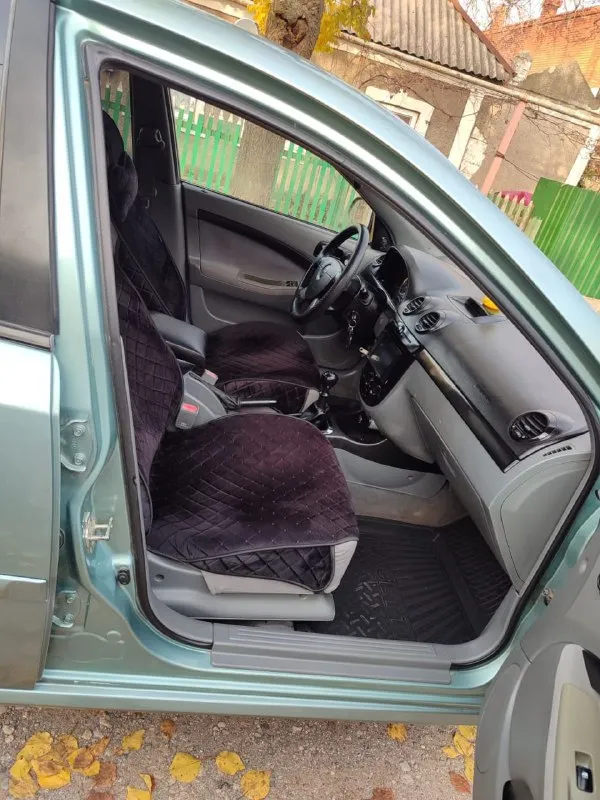 .здравствуйте продам chevrolet lacetti 2008 года чисто корейской сборки. пробег 189.000 тысяч. самый надёжный и экономный мотор 1,4 16 клапанный мотор работает просто идеально, стоит дорогая прошивка adakt plus расход топлива просто изумительный. автомобиль не имеет ни рыжиков ни коррозии автомобиль прекрасном состоянии для своих лет. автомобиль обслужено практически всё было заменено ремень ролики помпа антифриз, масла фильтра новое шаровые наконечники сайлентблоки пыльники, вся новая тормозная система в круг колодки барабаны трос ручника. стоит новая резина r15 покупал буквально полгода назад, ещё комплект зимний резины на дисках тоже покупал прошлой зимой. в общем два комплекта резины на дисках. кондиционер обслужил летом новые трубки были заменены все прокладки поменяли работает просто отлично. комплектации стеклоподъемники гидроусилитель руля кондиционер сигнализация центральной замок камера заднего вида, по документом полный порядок продажа только через мрэо осмотр город донецк телефон +79494913212 - фотография - 9