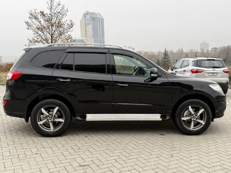 Продам hyundai santa fe 2.4 бензин/газ год выпуска 2011 состояние идеальное. без вмятин царапин и рыжиков сервисные книги. в родном окрасе кнопка star - stop без ключевой доступ вложений не требует! любое оформление! салон не затертый не порваный резина новая авто полностью обслужена до мелочей работает ровно. коробка переключает идеально климат контроль работает все жидкости заменены! стекла все родные каждая кнопка работает) цена 1.295₽ +7-949-794-46-27 остольные вопросы по телефону звоните в любое время. 📲 tg: евгений 📞 звоните: +7(949)7944627 - фотография - 3