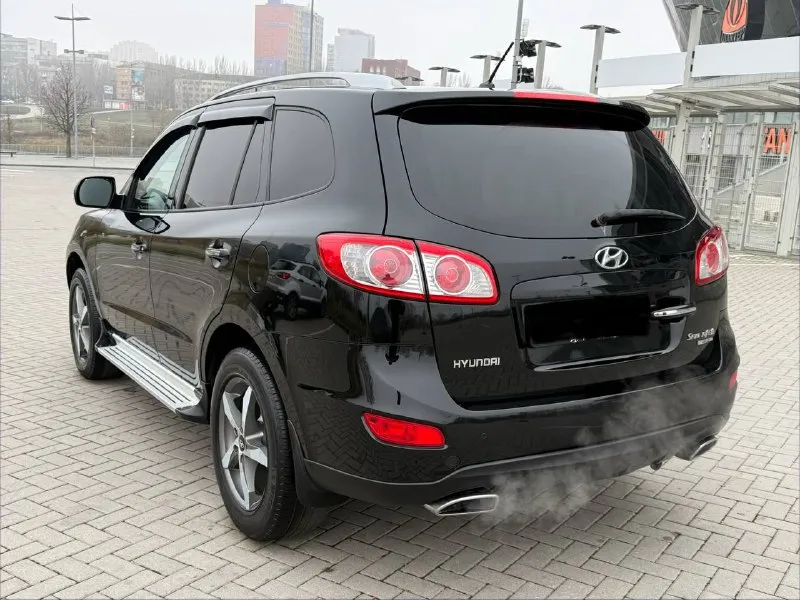 Продам hyundai santa fe 2.4 бензин/газ год выпуска 2011 состояние идеальное. без вмятин царапин и рыжиков сервисные книги. в родном окрасе кнопка star - stop без ключевой доступ вложений не требует! любое оформление! салон не затертый не порваный резина новая авто полностью обслужена до мелочей работает ровно. коробка переключает идеально климат контроль работает все жидкости заменены! стекла все родные каждая кнопка работает) цена 1.295₽ +7-949-794-46-27 остольные вопросы по телефону звоните в любое время. 📲 tg: евгений 📞 звоните: +7(949)7944627 - фотография - 5