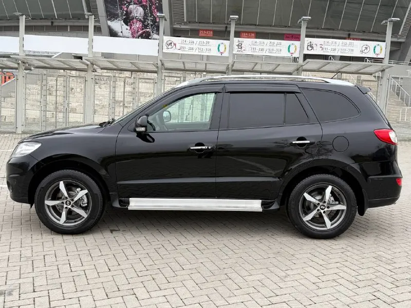 Продам hyundai santa fe 2.4 бензин/газ год выпуска 2011 состояние идеальное. без вмятин царапин и рыжиков сервисные книги. в родном окрасе кнопка star - stop без ключевой доступ вложений не требует! любое оформление! салон не затертый не порваный резина новая авто полностью обслужена до мелочей работает ровно. коробка переключает идеально климат контроль работает все жидкости заменены! стекла все родные каждая кнопка работает) цена 1.295₽ +7-949-794-46-27 остольные вопросы по телефону звоните в любое время. 📲 tg: евгений 📞 звоните: +7(949)7944627 - фотография - 6