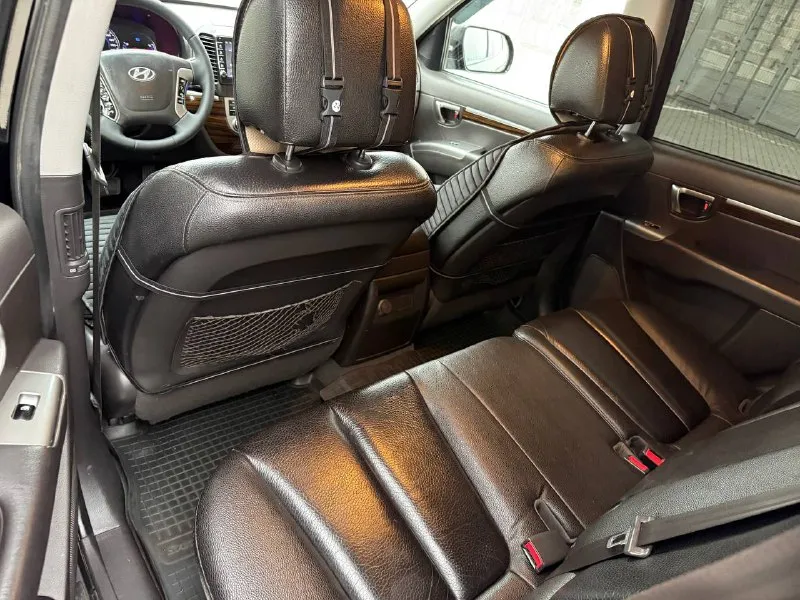 Продам hyundai santa fe 2.4 бензин/газ год выпуска 2011 состояние идеальное. без вмятин царапин и рыжиков сервисные книги. в родном окрасе кнопка star - stop без ключевой доступ вложений не требует! любое оформление! салон не затертый не порваный резина новая авто полностью обслужена до мелочей работает ровно. коробка переключает идеально климат контроль работает все жидкости заменены! стекла все родные каждая кнопка работает) цена 1.295₽ +7-949-794-46-27 остольные вопросы по телефону звоните в любое время. 📲 tg: евгений 📞 звоните: +7(949)7944627 - фотография - 8