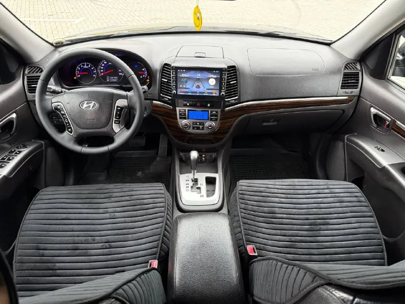 Продам hyundai santa fe 2.4 бензин/газ год выпуска 2011 состояние идеальное. без вмятин царапин и рыжиков сервисные книги. в родном окрасе кнопка star - stop без ключевой доступ вложений не требует! любое оформление! салон не затертый не порваный резина новая авто полностью обслужена до мелочей работает ровно. коробка переключает идеально климат контроль работает все жидкости заменены! стекла все родные каждая кнопка работает) цена 1.295₽ +7-949-794-46-27 остольные вопросы по телефону звоните в любое время. 📲 tg: евгений 📞 звоните: +7(949)7944627 - фотография - 9