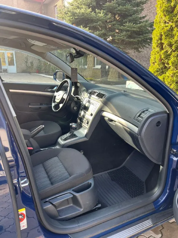 Шкода октавия а5 skoda octavia a5 🗓️ год выпуска: 2011г. 🛣️ пробег: 199.000 км родной 🕹️ мотор и кпп: 1.8 tsi в связке с 7-ми ступенчатой мокрой dsg !!! мотор работает без нареканий, динамика отличная, расход приятный, не дымит не троит ошибок не имеет ! замена масла каждые 6тыс, замена цепи была на 180.000!!! коробка в отличном состоянии, не пинает не затягивает по кузову есть жизненные коцки ( не критично ) лкп освежалось без шпаклевки по ходовой вопросов нет 🛠️ комплектация максимальная elegance: эгур, абс, ebd, дхо, бортовой компьютер, система курсовой устойчивости, датчик света и дождя, адаптивный свет, круиз контроль, мультируль, 2х зонный климат контроль, подогрев всех 4х сидений, полный электропакет, парктроники, электро зеркала с подогревом, 6 подушек безопасности ! легкосплавные диски r16 аудиосистема bolero на 8 динамиков 2 комплекта колес 2 комплекта ключей сервисные книги 💰 цена: 889 руб. торг 🏙️ город: донецк +79495592702 - фотография - 7