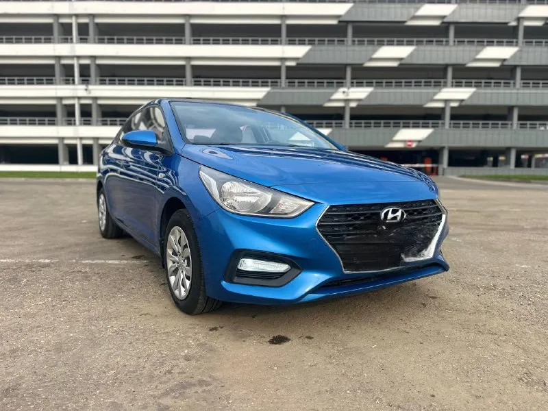 Hyundai solaris 2017, 1.6 at пробег: 109 тыс. км птс оригинал, я хозяин. состояние: стёкла оригинальные (лобовое без дефектов); кузов ровный; салон чистый. комплектация: кондиционер, подогрев сидений/руля, электрозеркала, мультируль, 4 стеклоподъёмника, антизанос, датчик давления шин, сигнализация с автозапуском, парктроники, круиз‑контроль. два комплекта колес и ключей. не такси !!! без залогов и арестов. обслужен, любые проверки. цена 1.285.000. также возможна продажа в кредит. 📞 +7 (918) 693-14-14 - фотография - 1