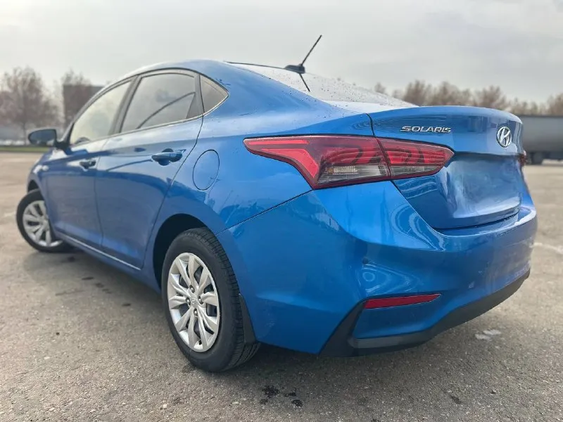 Hyundai solaris 2017, 1.6 at пробег: 109 тыс. км птс оригинал, я хозяин. состояние: стёкла оригинальные (лобовое без дефектов); кузов ровный; салон чистый. комплектация: кондиционер, подогрев сидений/руля, электрозеркала, мультируль, 4 стеклоподъёмника, антизанос, датчик давления шин, сигнализация с автозапуском, парктроники, круиз‑контроль. два комплекта колес и ключей. не такси !!! без залогов и арестов. обслужен, любые проверки. цена 1.285.000. также возможна продажа в кредит. 📞 +7 (918) 693-14-14 - фотография - 2