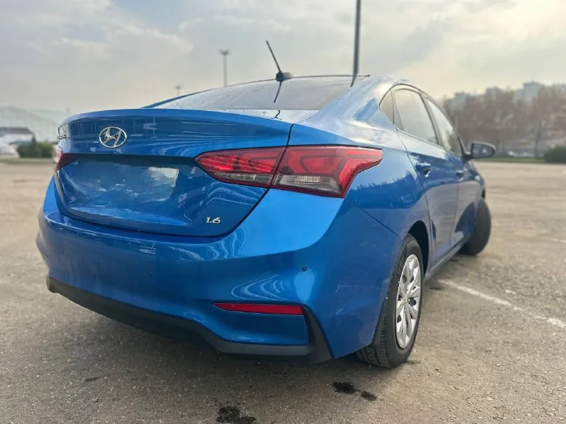 Hyundai solaris 2017, 1.6 at пробег: 109 тыс. км птс оригинал, я хозяин. состояние: стёкла оригинальные (лобовое без дефектов); кузов ровный; салон чистый. комплектация: кондиционер, подогрев сидений/руля, электрозеркала, мультируль, 4 стеклоподъёмника, антизанос, датчик давления шин, сигнализация с автозапуском, парктроники, круиз‑контроль. два комплекта колес и ключей. не такси !!! без залогов и арестов. обслужен, любые проверки. цена 1.285.000. также возможна продажа в кредит. 📞 +7 (918) 693-14-14 - фотография - 3