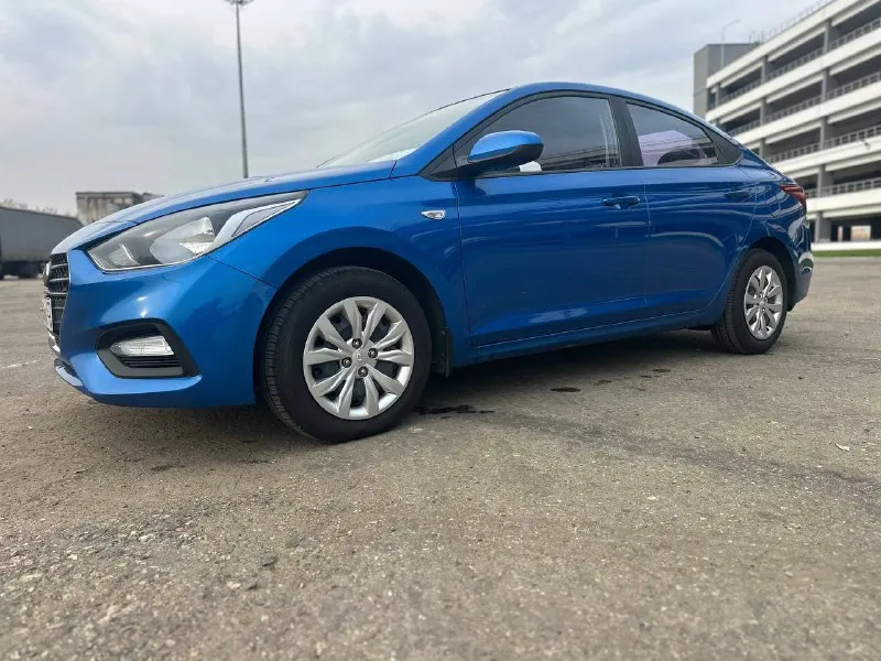 Hyundai solaris 2017, 1.6 at пробег: 109 тыс. км птс оригинал, я хозяин. состояние: стёкла оригинальные (лобовое без дефектов); кузов ровный; салон чистый. комплектация: кондиционер, подогрев сидений/руля, электрозеркала, мультируль, 4 стеклоподъёмника, антизанос, датчик давления шин, сигнализация с автозапуском, парктроники, круиз‑контроль. два комплекта колес и ключей. не такси !!! без залогов и арестов. обслужен, любые проверки. цена 1.285.000. также возможна продажа в кредит. 📞 +7 (918) 693-14-14 - фотография - 4
