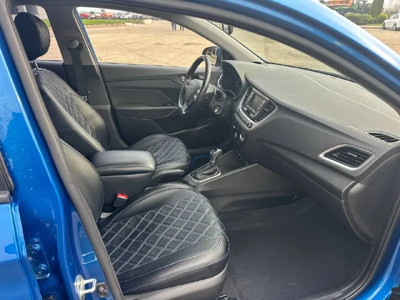 Hyundai solaris 2017, 1.6 at пробег: 109 тыс. км птс оригинал, я хозяин. состояние: стёкла оригинальные (лобовое без дефектов); кузов ровный; салон чистый. комплектация: кондиционер, подогрев сидений/руля, электрозеркала, мультируль, 4 стеклоподъёмника, антизанос, датчик давления шин, сигнализация с автозапуском, парктроники, круиз‑контроль. два комплекта колес и ключей. не такси !!! без залогов и арестов. обслужен, любые проверки. цена 1.285.000. также возможна продажа в кредит. 📞 +7 (918) 693-14-14 - фотография - 7