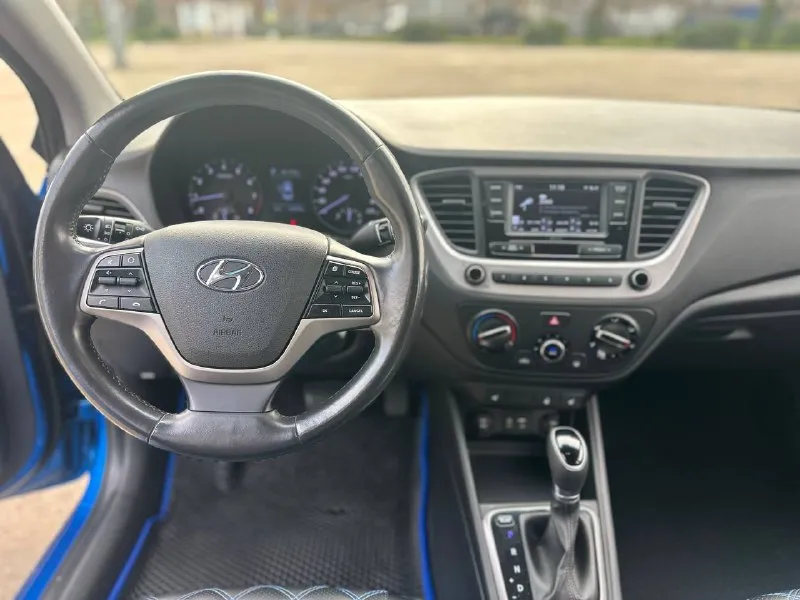 Hyundai solaris 2017, 1.6 at пробег: 109 тыс. км птс оригинал, я хозяин. состояние: стёкла оригинальные (лобовое без дефектов); кузов ровный; салон чистый. комплектация: кондиционер, подогрев сидений/руля, электрозеркала, мультируль, 4 стеклоподъёмника, антизанос, датчик давления шин, сигнализация с автозапуском, парктроники, круиз‑контроль. два комплекта колес и ключей. не такси !!! без залогов и арестов. обслужен, любые проверки. цена 1.285.000. также возможна продажа в кредит. 📞 +7 (918) 693-14-14 - фотография - 8