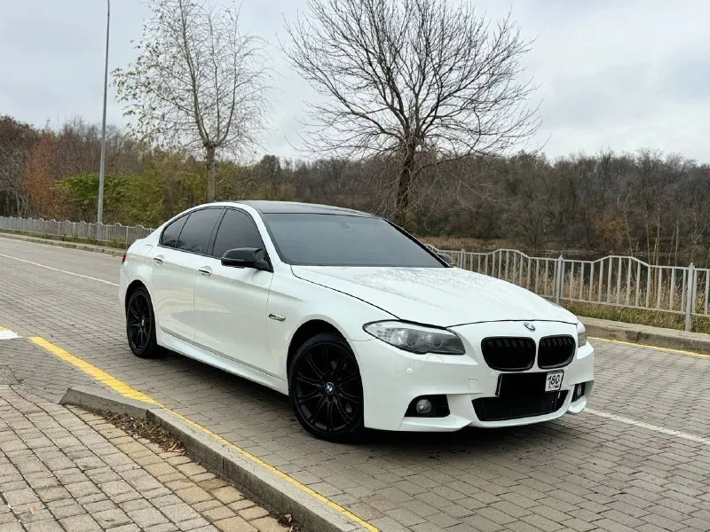 В продаже bmw 528i рестайлинг 2014 года выпуска 2.0 т бензин, 245 л. с., работает отлично, не троит не дымит. коробка переключает без проблем. не пинает и не буксует. ходовая также вся обслужена. жирная комплектация: полный электропакет, черный потолок, датчики дождя и света, м-пакет. по документам полный порядок, любой вид переоформления. осмотр донецк возможен обмен и продажа в кредит. цена 1.550.000 ₽, возможен торг у авто. ☎️ +7 (949) 742-53-98 📞 звоните: +7(949)7425398 - фотография - 3