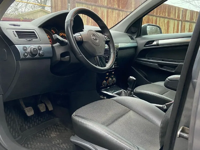 Продам opel astra h ( рестайлинг ) 2007 год выпуска двигатель 1.8 бензин - без нареканий, не дымит, не троит, расхода масла нет ! обычная и надежная механика 5 - ст. по кузову без дефектов, гнили и ржавчины нет ! вин-код читается отлично ( как новый ! ) технически так же без проблем, пробег 200.000 км богатая комплектация : 4 эл. стеклоподъемника, подогрев сидений, климат-контроль ( кондиционер работает ), электропривод зеркал, заводской ксенон, хорошая музыка ( сабвуфер сделан под стелс ), комбинированный салон… полное переоформление цена 545.000₽ реальному покупателю торг у авто ! +79496167396 донецк, кировский район - фотография - 7