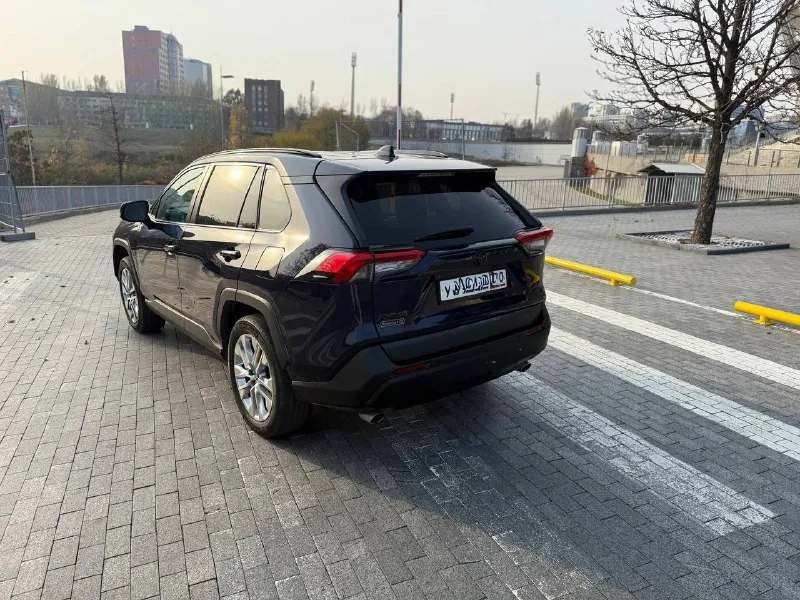 Продается toyota raw4, xle premium, 2,5 (203 л. с) 2021г. , пробег 25тыс, собственник, привезена из оаэ и растаможена в 2023г. собственник по рф один. шумоизоляция (кроме потолка). минус- отсутствуют подушки безопасности, цена 3,9млн. телеграмм: +79494351235 - фотография - 3