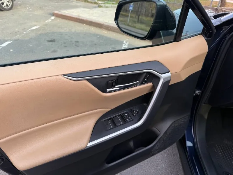 Продается toyota raw4, xle premium, 2,5 (203 л. с) 2021г. , пробег 25тыс, собственник, привезена из оаэ и растаможена в 2023г. собственник по рф один. шумоизоляция (кроме потолка). минус- отсутствуют подушки безопасности, цена 3,9млн. телеграмм: +79494351235 - фотография - 5