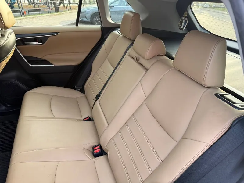 Продается toyota raw4, xle premium, 2,5 (203 л. с) 2021г. , пробег 25тыс, собственник, привезена из оаэ и растаможена в 2023г. собственник по рф один. шумоизоляция (кроме потолка). минус- отсутствуют подушки безопасности, цена 3,9млн. телеграмм: +79494351235 - фотография - 7