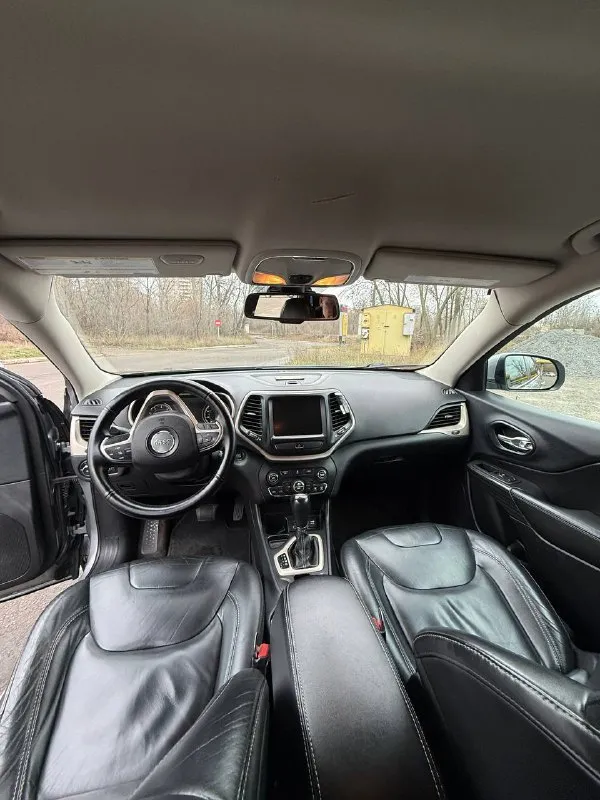 Jeep cherokee limited 2015 год - учёт рф 180-й. - передний привод -мотор 2.4 бензин, газ (атмосферник) -пробег 126 000 км. -коробка автомат 9ти ступенчатая -система start/stop -хорошая сенсорная мультимедиа с -камерой заднего вида. очень надежный и современный кроссовер. более детально по телефону цена - 1 450 000 руб. торг +79494705703 - фотография - 10
