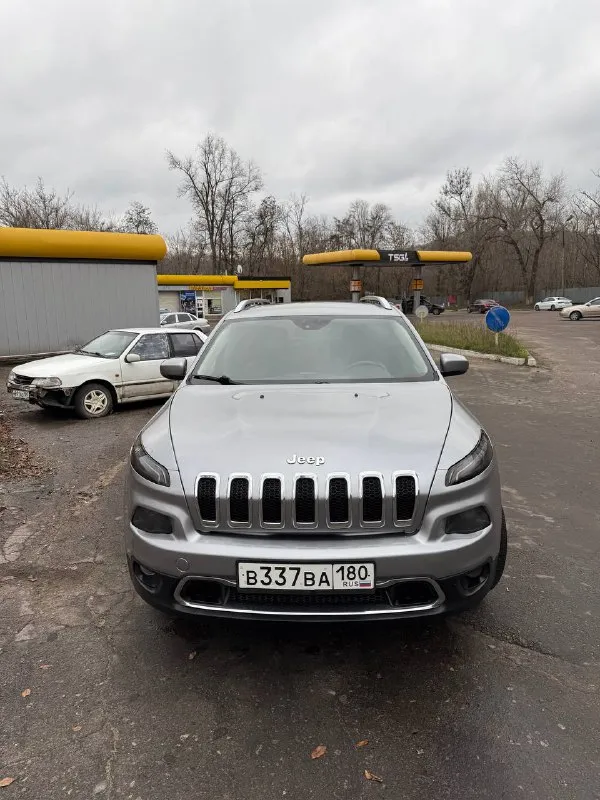 Jeep cherokee limited 2015 год - учёт рф 180-й. - передний привод -мотор 2.4 бензин, газ (атмосферник) -пробег 126 000 км. -коробка автомат 9ти ступенчатая -система start/stop -хорошая сенсорная мультимедиа с -камерой заднего вида. очень надежный и современный кроссовер. более детально по телефону цена - 1 450 000 руб. торг +79494705703 - фотография - 2