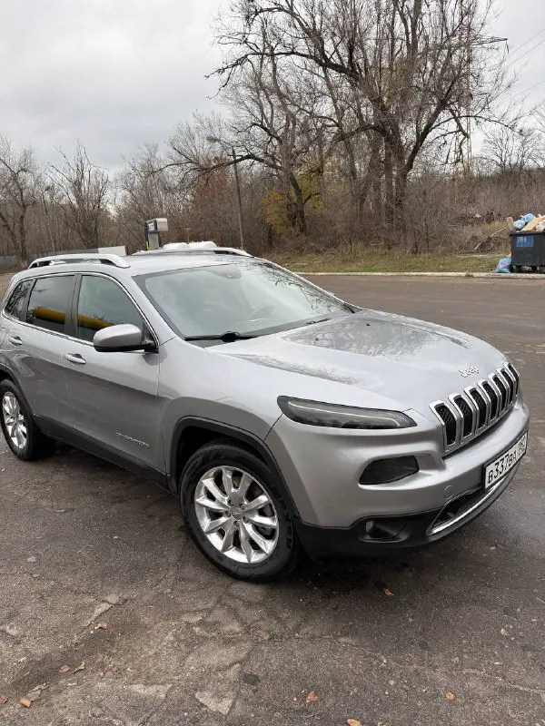 Jeep cherokee limited 2015 год - учёт рф 180-й. - передний привод -мотор 2.4 бензин, газ (атмосферник) -пробег 126 000 км. -коробка автомат 9ти ступенчатая -система start/stop -хорошая сенсорная мультимедиа с -камерой заднего вида. очень надежный и современный кроссовер. более детально по телефону цена - 1 450 000 руб. торг +79494705703 - фотография - 3