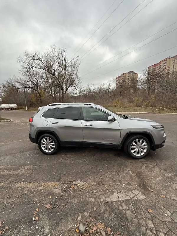 Jeep cherokee limited 2015 год - учёт рф 180-й. - передний привод -мотор 2.4 бензин, газ (атмосферник) -пробег 126 000 км. -коробка автомат 9ти ступенчатая -система start/stop -хорошая сенсорная мультимедиа с -камерой заднего вида. очень надежный и современный кроссовер. более детально по телефону цена - 1 450 000 руб. торг +79494705703 - фотография - 4