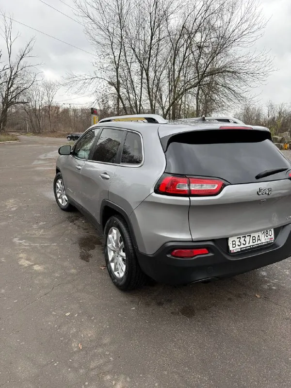 Jeep cherokee limited 2015 год - учёт рф 180-й. - передний привод -мотор 2.4 бензин, газ (атмосферник) -пробег 126 000 км. -коробка автомат 9ти ступенчатая -система start/stop -хорошая сенсорная мультимедиа с -камерой заднего вида. очень надежный и современный кроссовер. более детально по телефону цена - 1 450 000 руб. торг +79494705703 - фотография - 6