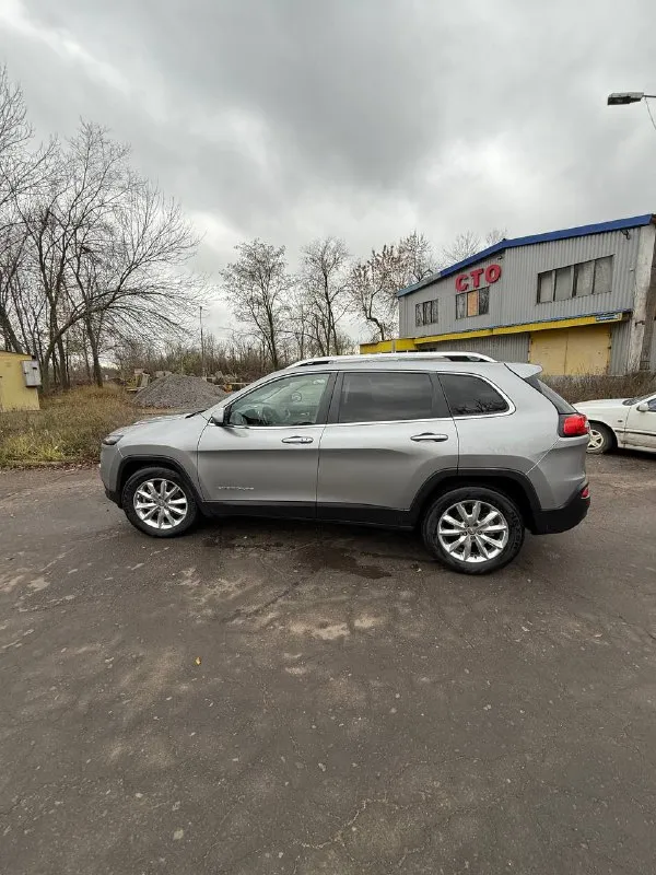Jeep cherokee limited 2015 год - учёт рф 180-й. - передний привод -мотор 2.4 бензин, газ (атмосферник) -пробег 126 000 км. -коробка автомат 9ти ступенчатая -система start/stop -хорошая сенсорная мультимедиа с -камерой заднего вида. очень надежный и современный кроссовер. более детально по телефону цена - 1 450 000 руб. торг +79494705703 - фотография - 7