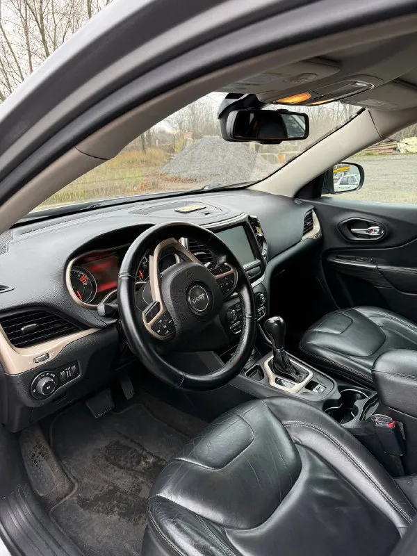 Jeep cherokee limited 2015 год - учёт рф 180-й. - передний привод -мотор 2.4 бензин, газ (атмосферник) -пробег 126 000 км. -коробка автомат 9ти ступенчатая -система start/stop -хорошая сенсорная мультимедиа с -камерой заднего вида. очень надежный и современный кроссовер. более детально по телефону цена - 1 450 000 руб. торг +79494705703 - фотография - 8