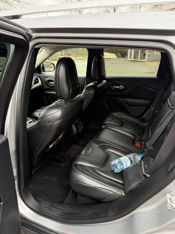 Jeep cherokee limited 2015 год - учёт рф 180-й. - передний привод -мотор 2.4 бензин, газ (атмосферник) -пробег 126 000 км. -коробка автомат 9ти ступенчатая -система start/stop -хорошая сенсорная мультимедиа с -камерой заднего вида. очень надежный и современный кроссовер. более детально по телефону цена - 1 450 000 руб. торг +79494705703 - фотография - 9