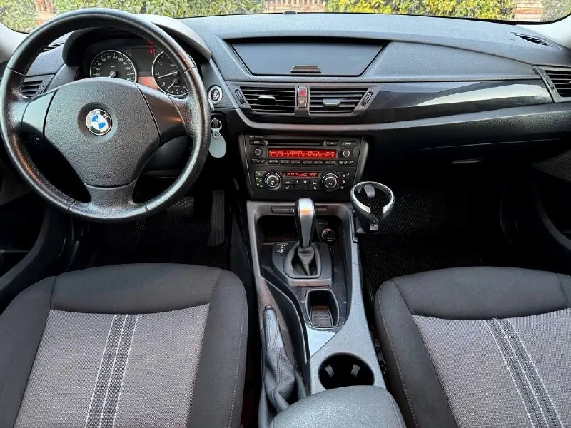 Bmw x1 2.0 авт. ,2012 года выпуска с родным оригинальным пробегом 126 тысяч км. в очень достойном состоянии 👍 не бита не крашена кроме переднего бампера 100% любые проверки ! салон как новый, техника вся в идеале на 5+ птс оригинал! возможно оформление в кредит. возможен обмен. более детальная информация по телефону. цена - 1.350.000 р. +79493890604 - фотография - 8