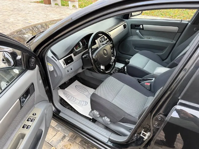 Продам chevrolet lacetti конец 2008 года куплено в 2009-м 1.6 механика пробег 151000 тыс родной, автомобиль в родной краске за исключением переднего левого крыла все стекло родные включай лобовое техническая часть в идеальном состоянии полностью все обслужено имеются заказ наряды! салон в идеальном состоянии никогда никто не курил комплектация с климатом задний парктроник четыре стеклоподъемника два комплекта ключей повторюсь машина в идеальном состоянии такую lacetti не часто встретишь осмотр город мариуполь цена 715000тыс по всем вопросам звоните +79497195733 - фотография - 10